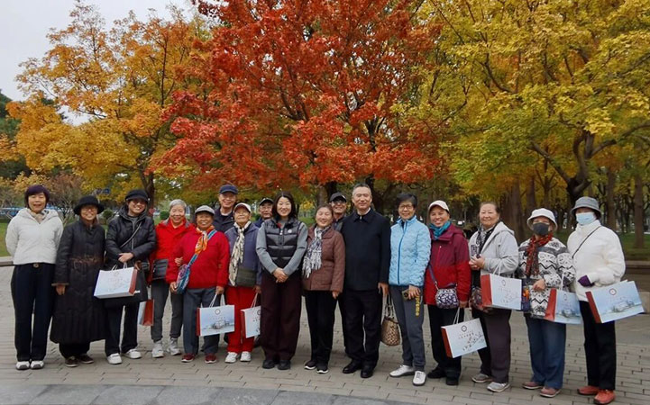 北京口腔医院组织离退休老同志开展健步走活动